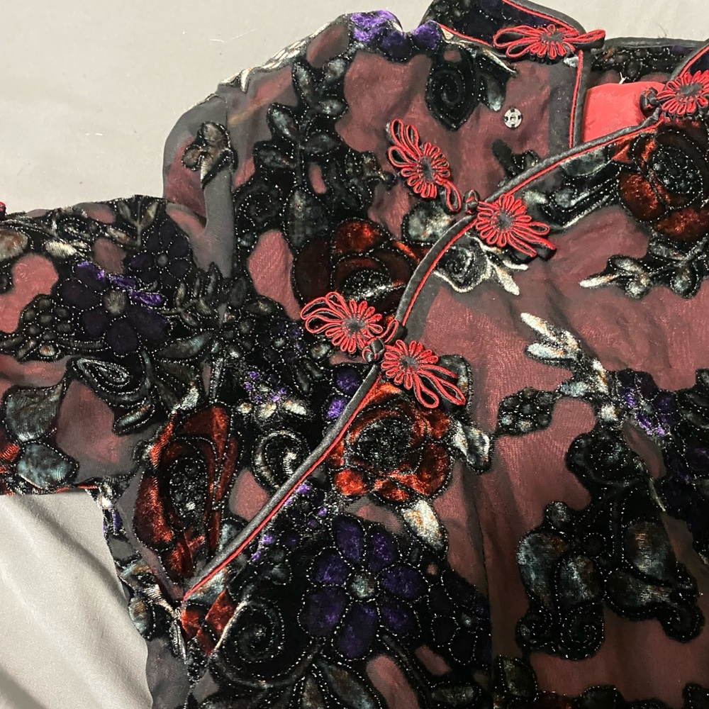 Vintage mandarin collar evening gown with floral embroidery. - Picture 3 of 4